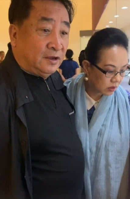 原创68岁姜昆妻子罕见亮相手上戴镯子名表浑身贵气