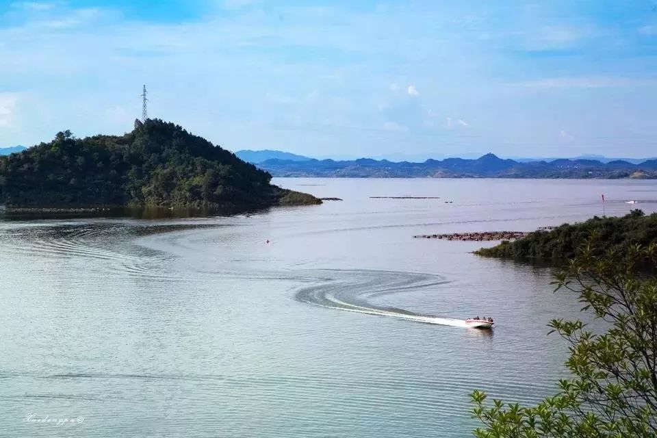 煙波浩渺波瀾壯闊的湖面乘觀光遊艇走水上古神道賞玉蟒朝宗,金龜護法