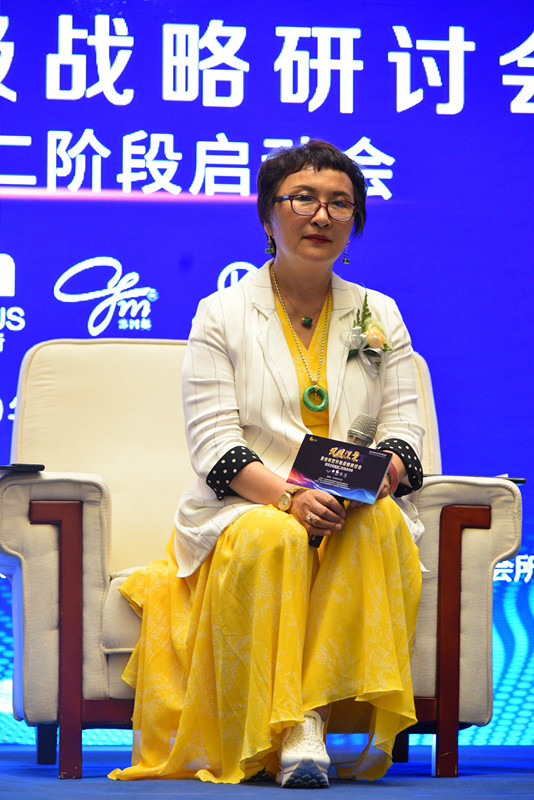 随后,云南大型连锁传奇妙缘美业集团董事长周吉拉姆女士上台发言.