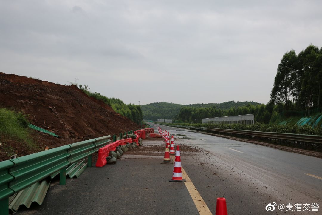 起点为桂平石龙的这条高速,出现山体滑坡,大家经过要小心