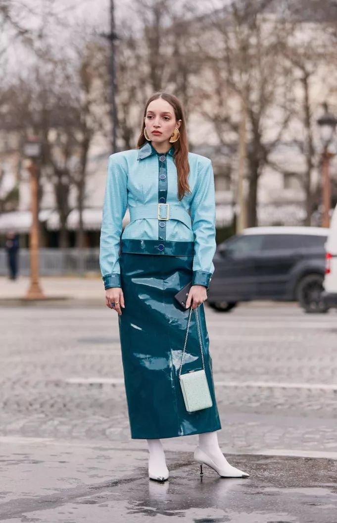 清水蓝色衬衫裙,简约宽松的样式,搭配一双驼色拖鞋,配一个藤条包,休闲