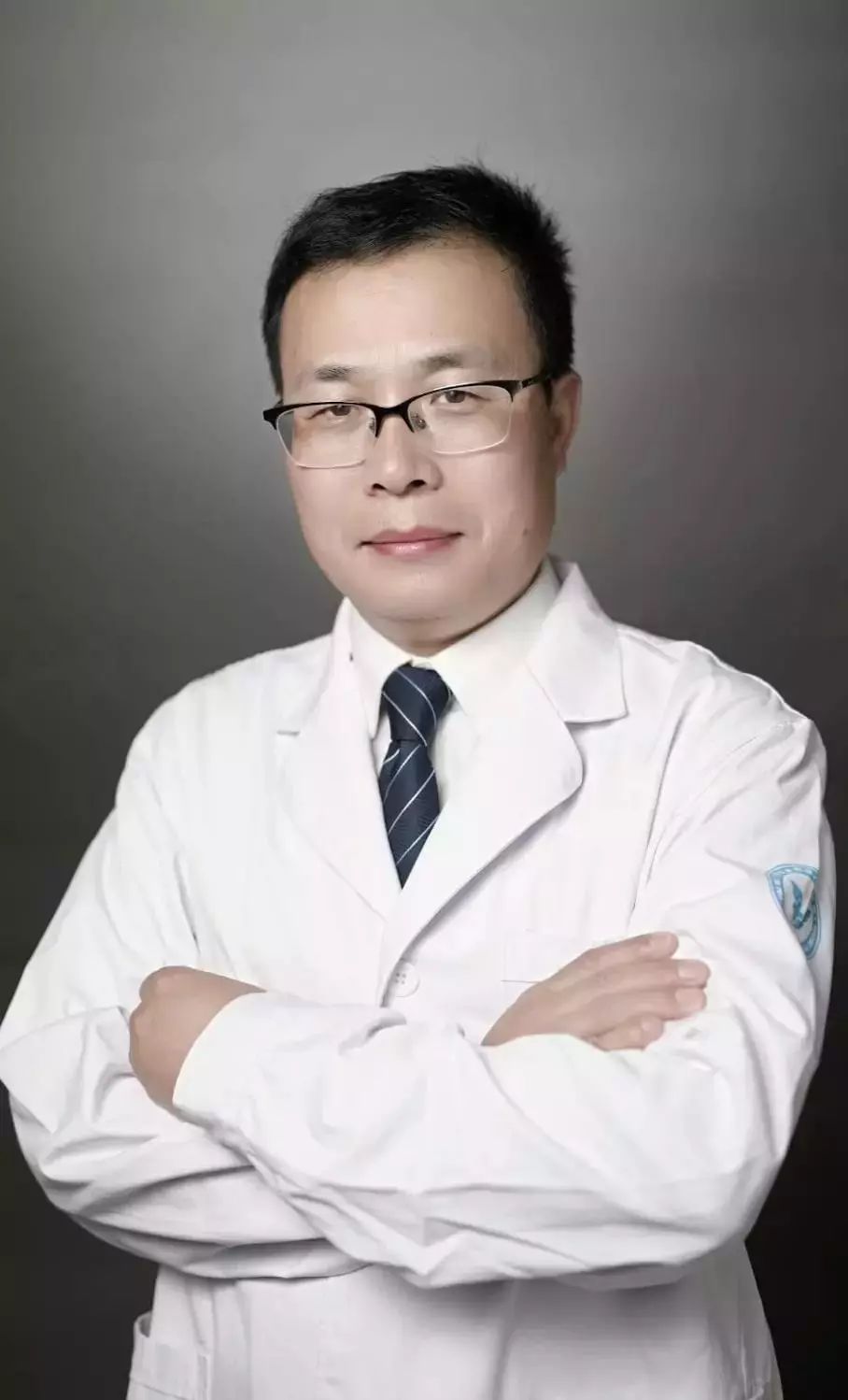 她打着麻将半边身体突然瘫痪,医生说不是中风,而是