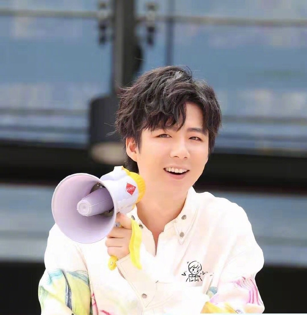 刘宇宁录制《 天天向上》,粉丝穿着婚纱来追星,场面十分壮观