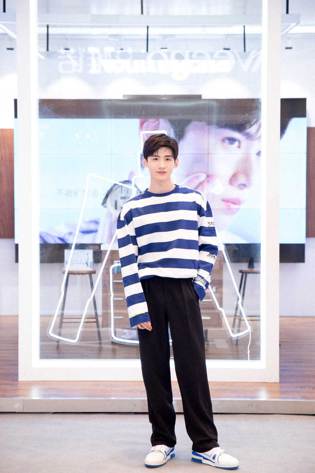 原创怀柔鞋王白敬亭卫衣毛衣花衬衣和球鞋向你展示鞋王的穿搭