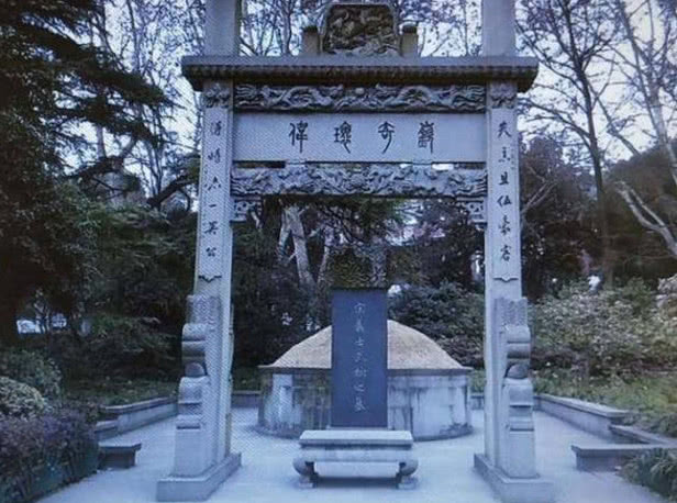 后来上海三大亨黄金荣,杜月笙,张啸林一起出资为其建坟,但到了上世纪