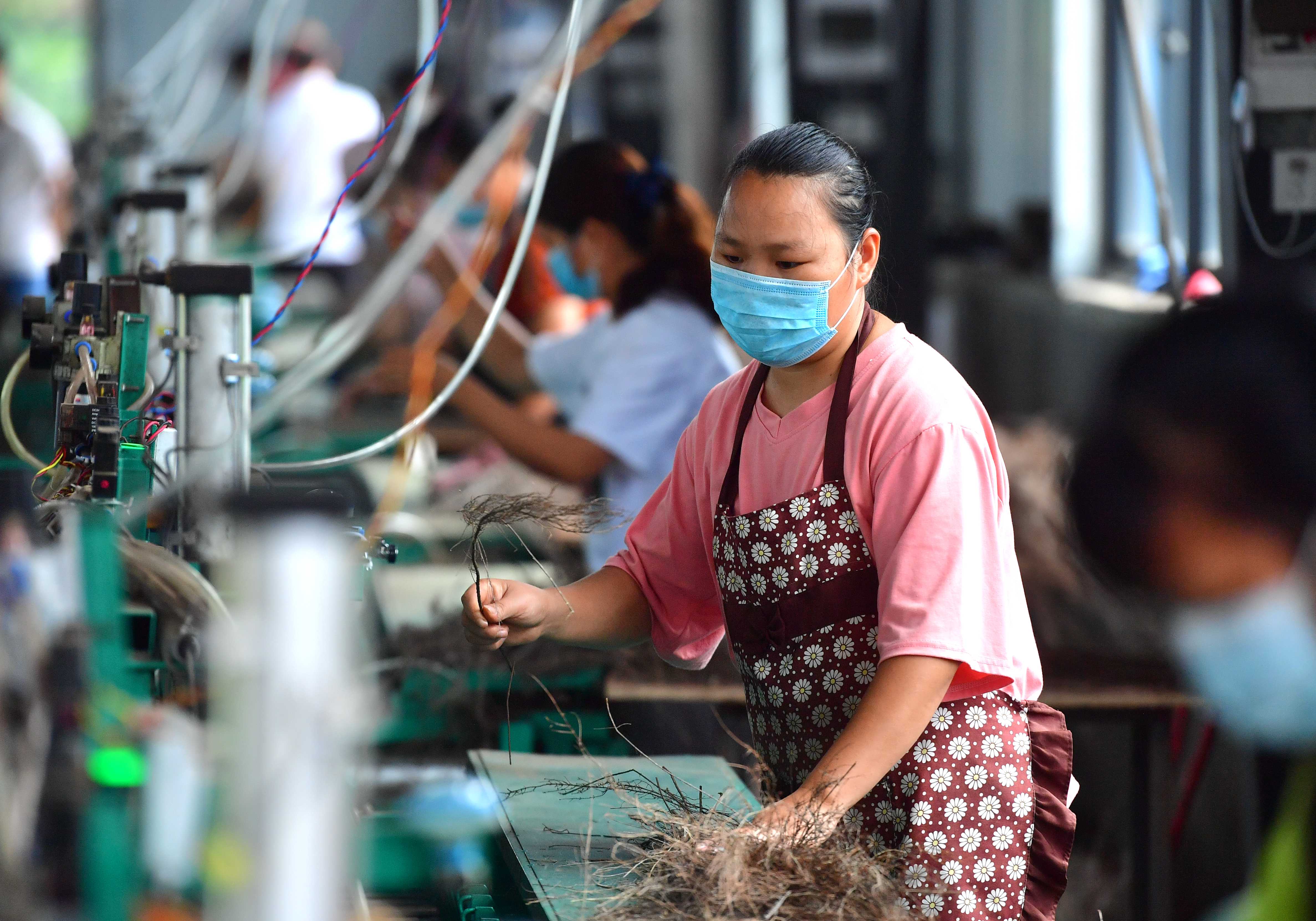 新华社照片,融安(广西),2019年7月15日粤桂扶贫车间助农脱贫7月15日