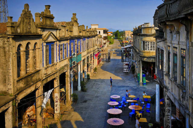 的侨墟主要分布在台山新宁铁路及台山水道沿线,每处均是由数百栋碉楼