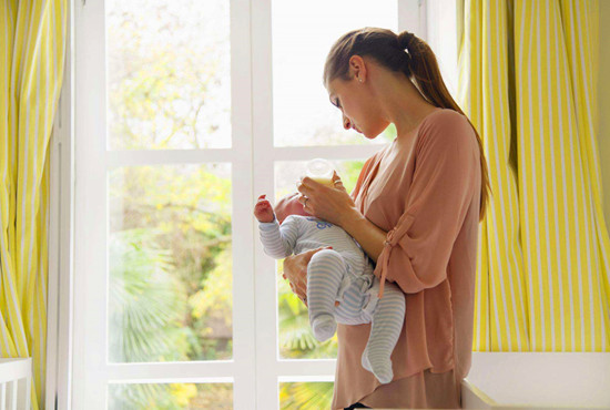 美优高育儿:让宝宝吃奶瓶的四个小妙招,宝妈们快收藏吧!