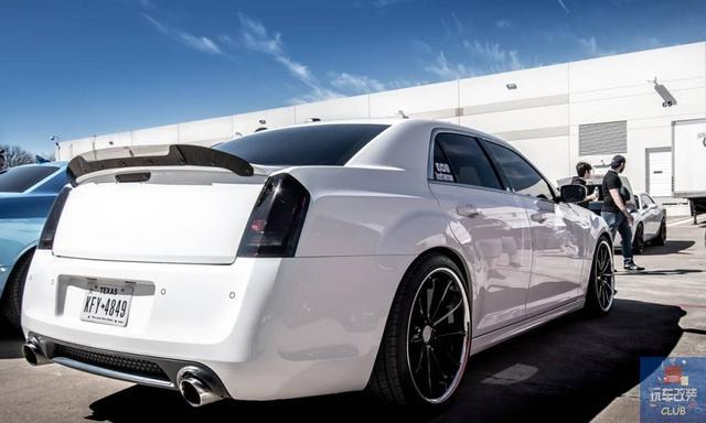 一辆霸气十足的伪豪车克莱斯勒300csrt8