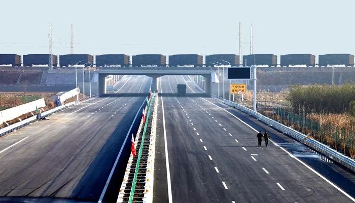 唐廊高速公路通车后,以唐山南湖枢纽互通为起点,向西可与塘承高速公路