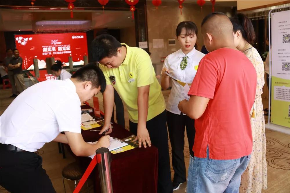 现场还专门安排了工作人员,针对交付流程,注意事项,产品细节,物业服务