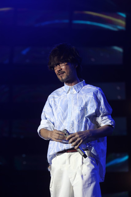 原创50岁周传雄县城卖唱一身白色显嫩穿搭难掩沧桑胡子都已变花白