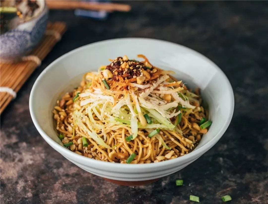 夏天就要吃凉面,教你这么做,好吃到没朋友