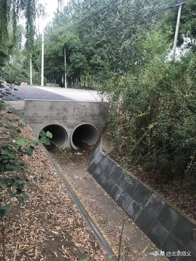 并改造该段的6处涵洞,同时在天北路东侧新建4根排水管线顶管下穿昌金