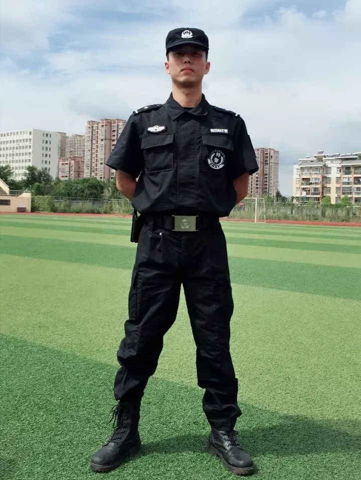 在与两名嫌疑人正面相遇时,其中一名嫌疑人发现警察后立马骑摩托车