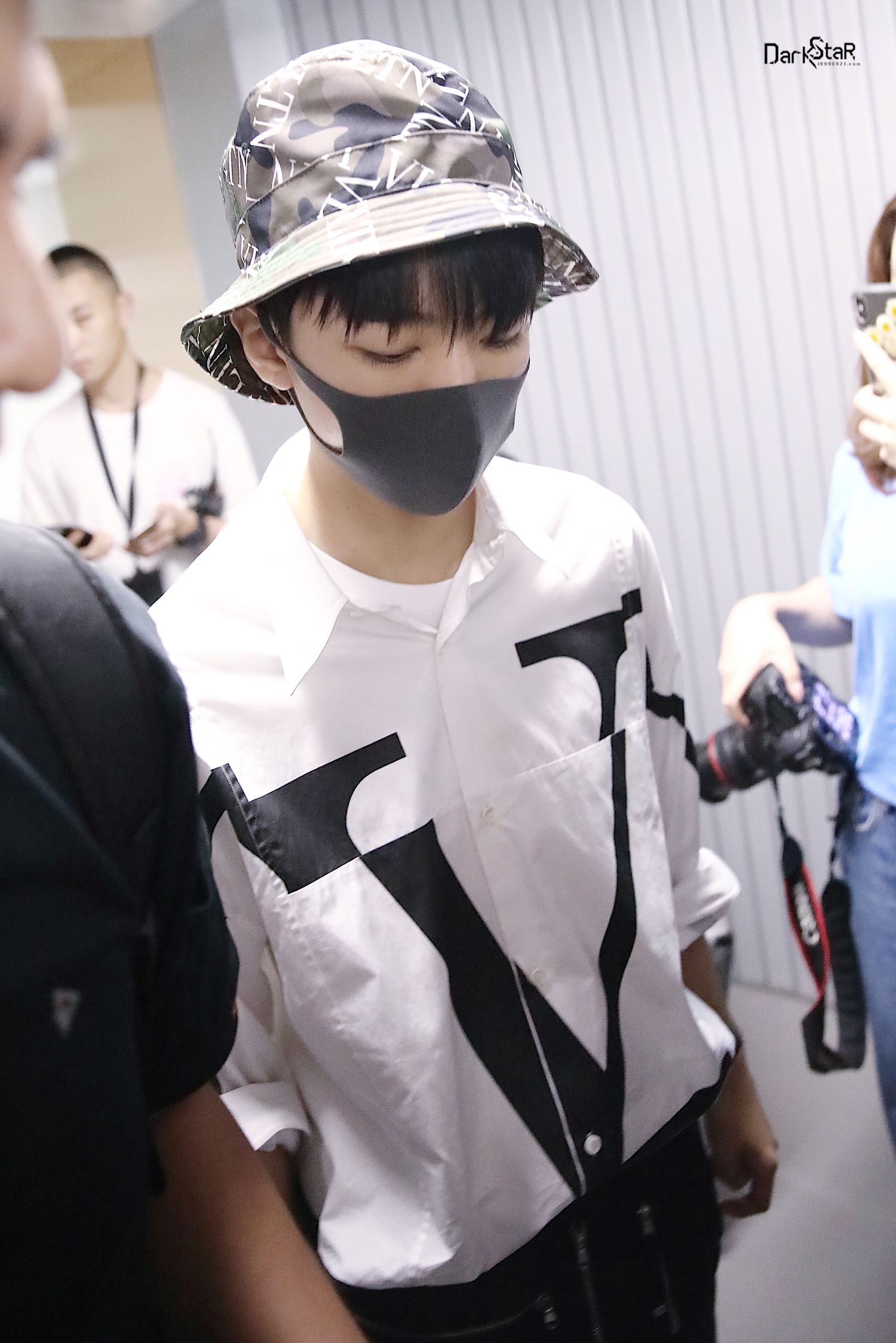 王俊凯清晨现身重庆机场 迷彩渔夫帽男孩清爽出镜