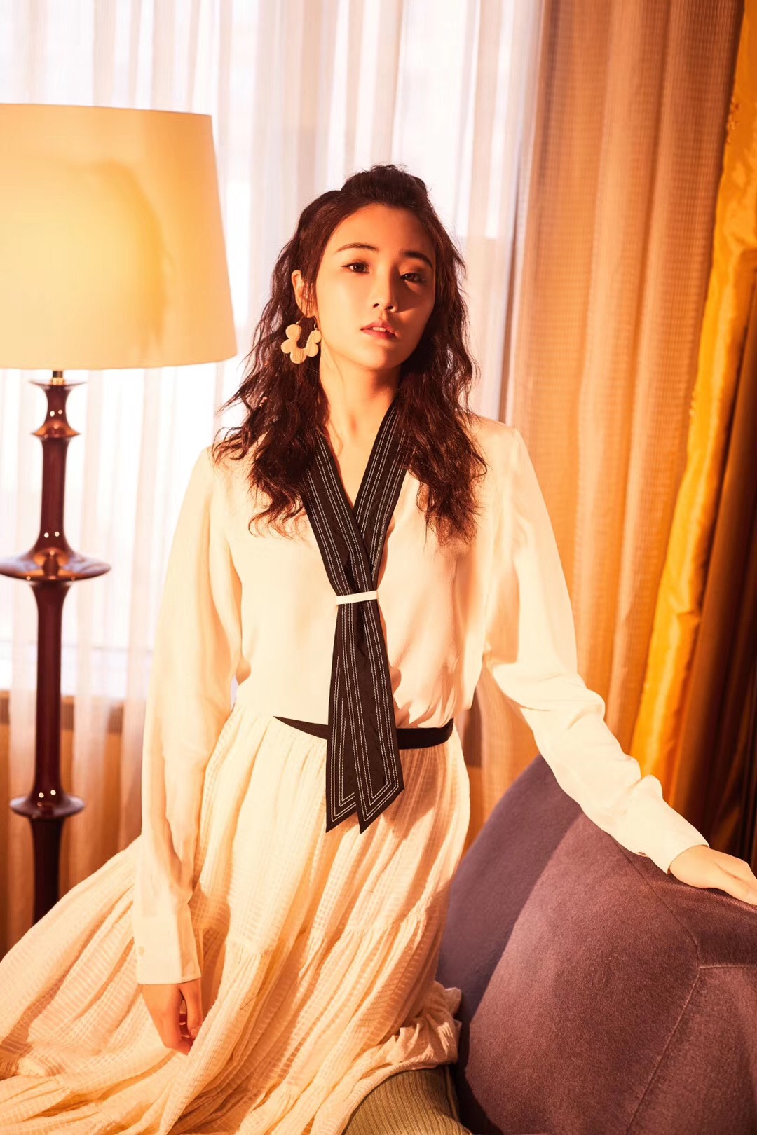 张可盈亮相时尚活动 学院风套装展淑女气质