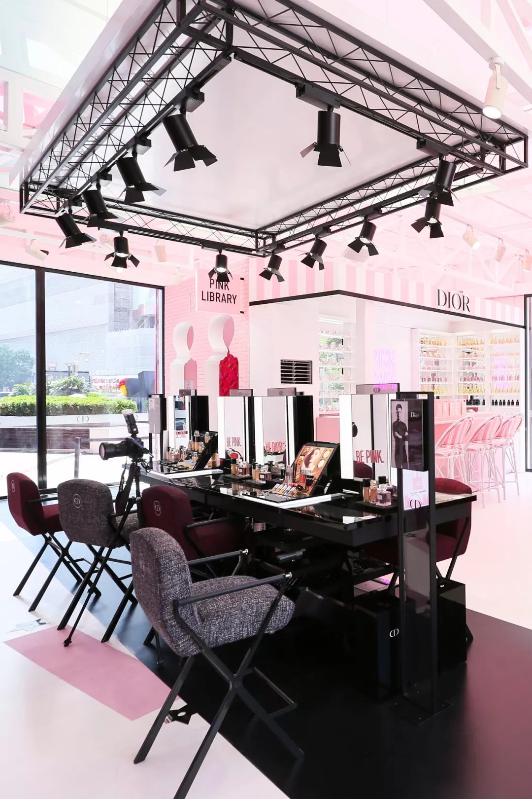 dior粉耀都市席卷魔都带你解锁潮人网红打卡新宠儿