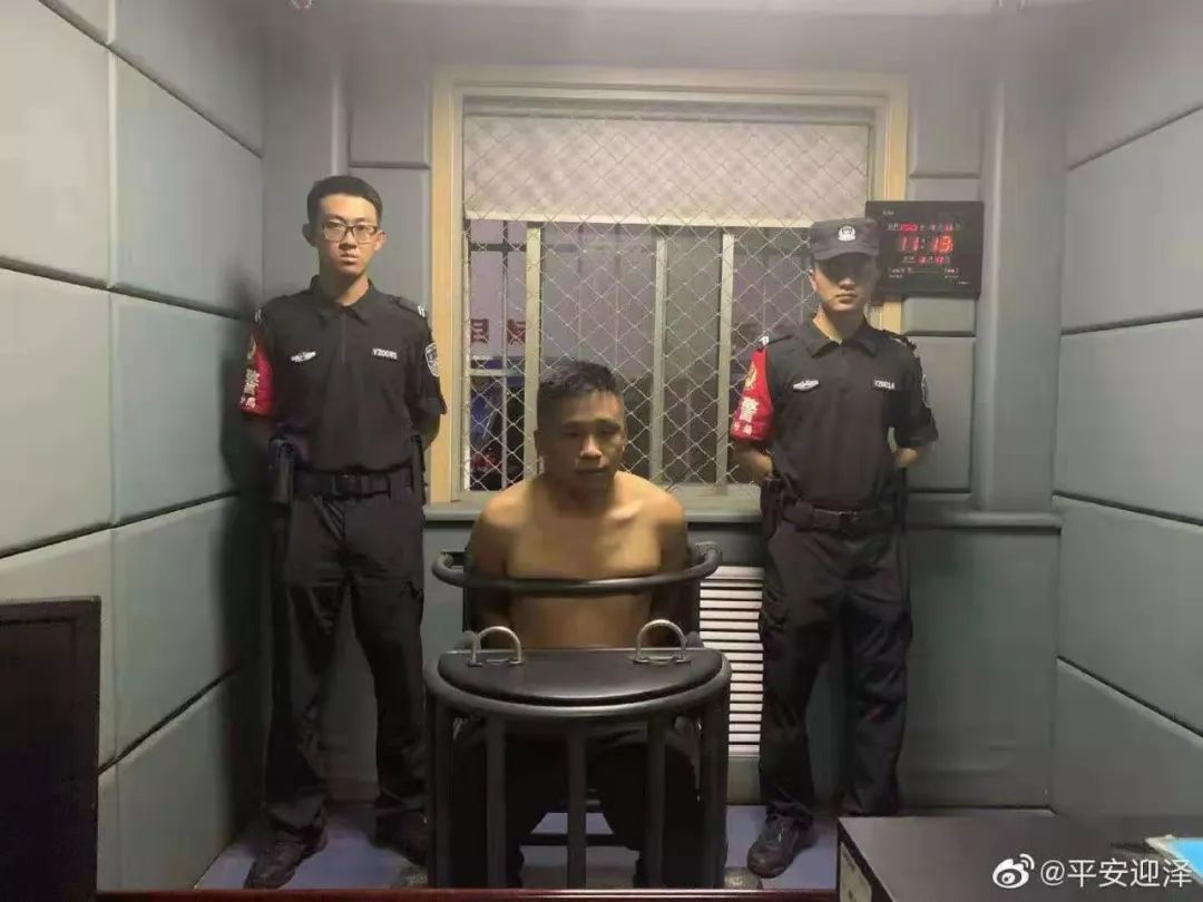 太原发生的辱警事件!当街殴打警察,站警车上撒尿(视频)