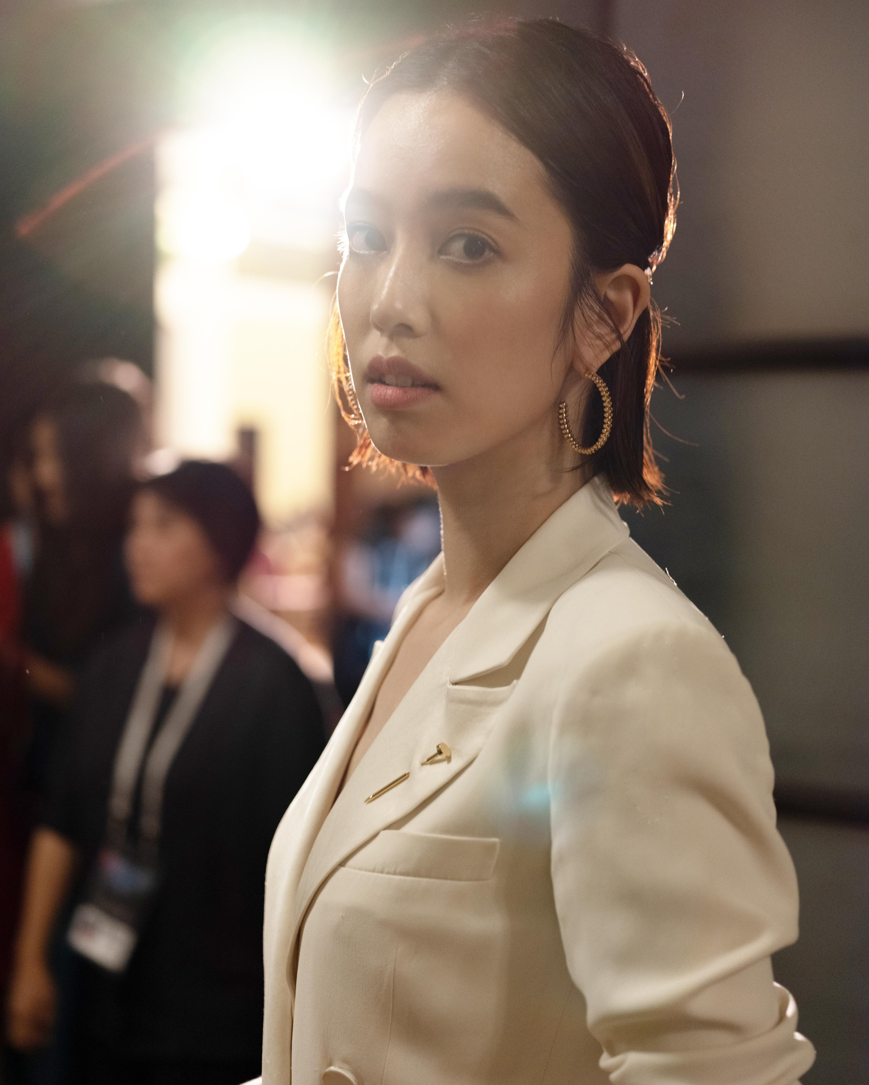 陈庭妮出席台北电影节颁奖典礼别致线条西装率性优雅魅力尽显