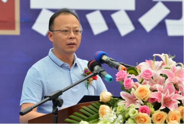 益阳市人民政府副市长黄东红表示祝贺中国报业协会副秘书长胡线勤致辞
