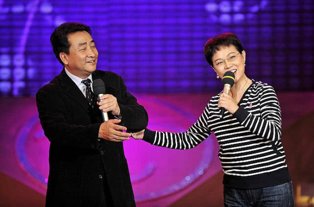 原创68岁姜昆妻子罕见亮相手上戴镯子名表浑身贵气