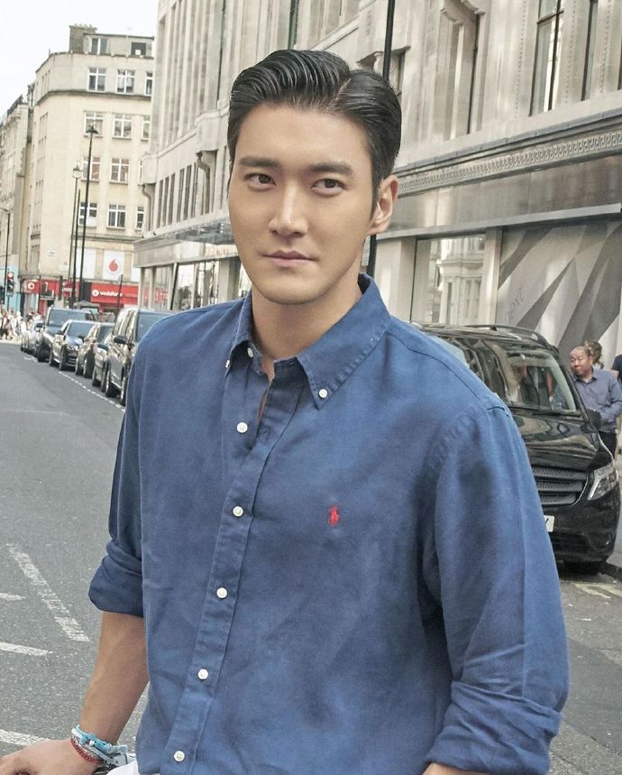 崔始源漫游伦敦街头时尚大片 承包了这条街最靓的崽!