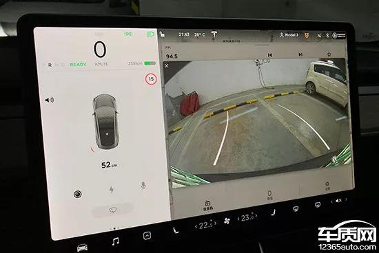 特斯拉model3全系标配360°虚拟全景影像功能,倒车时左侧的车辆俯视图