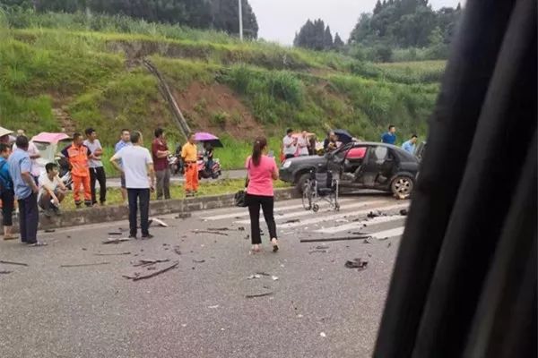 揪心今天上午安岳大道发生一起严重车祸事故造成1人当场死亡