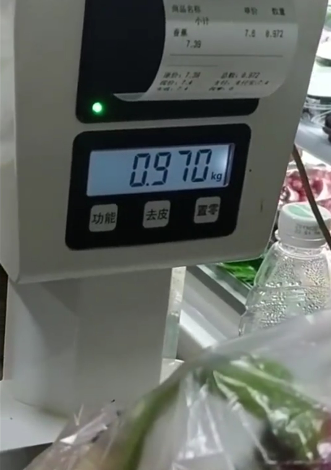 在大学城外一水果摊位上买水果,商贩称重量的时候电子秤显示为3