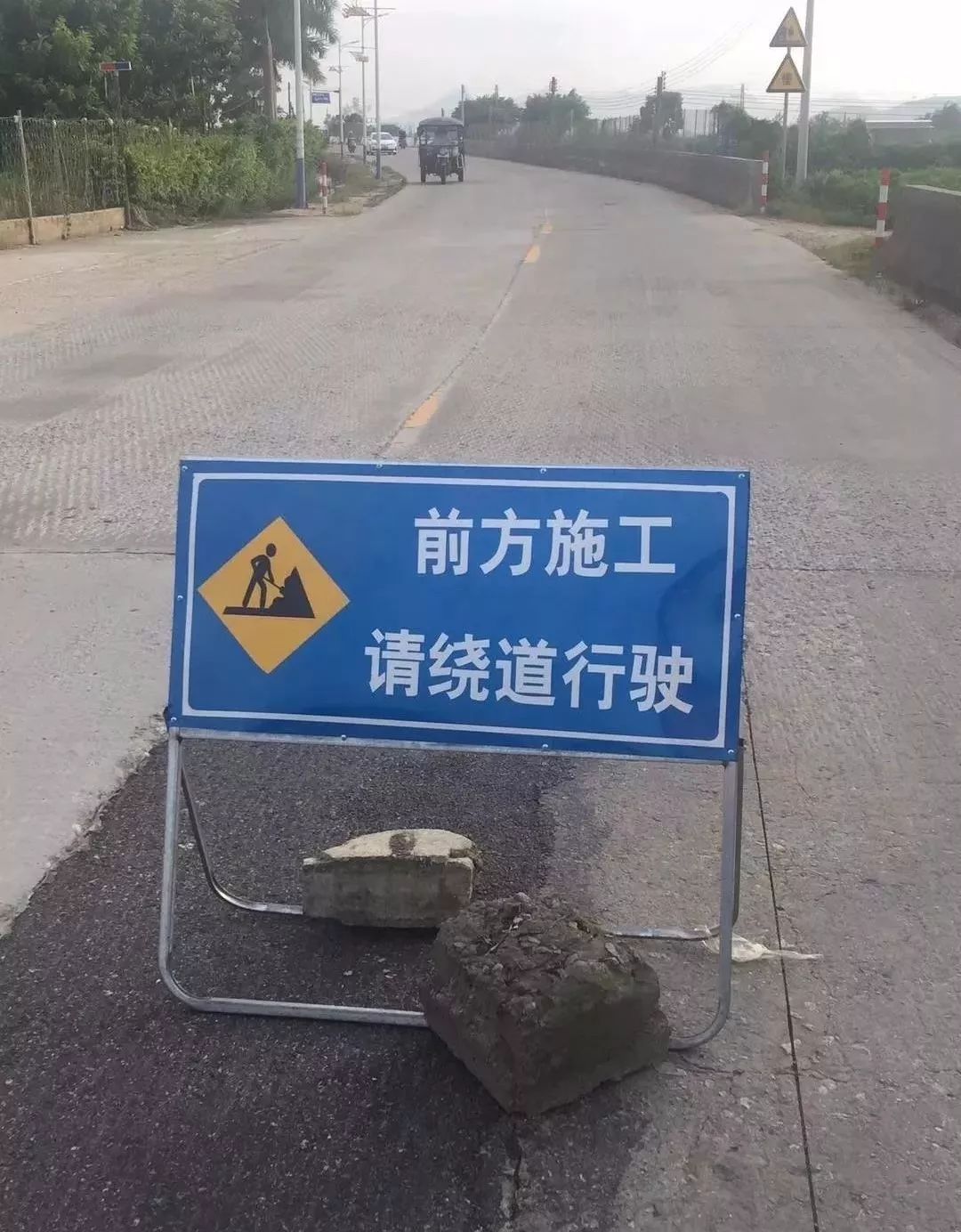 海丰联安往梅陇路段正在施工,车主请注意绕道!