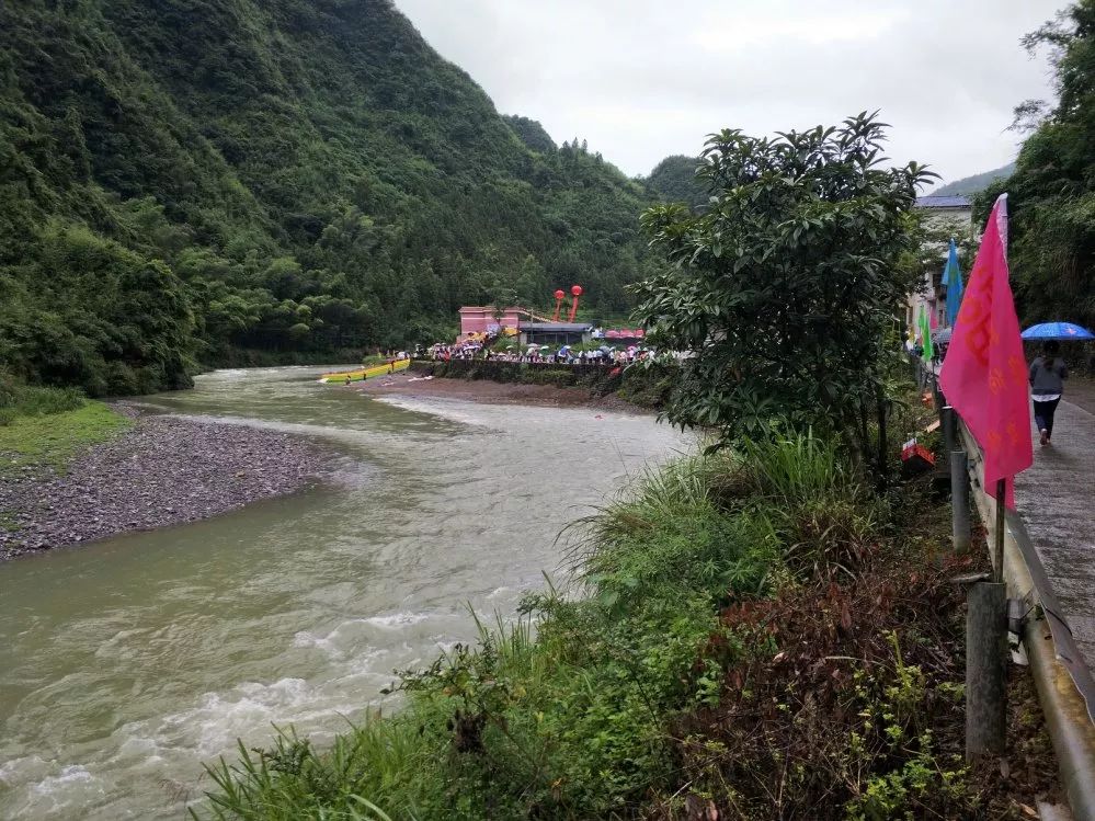 聚福村是由兴中村和高岩村合并而来,是一个典型的山高水深,土地贫瘠的