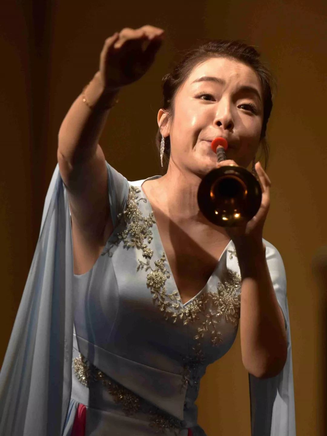 第十三代唢呐传人刘雯雯俄罗斯顶级吉他大师artyom音乐会开始之前