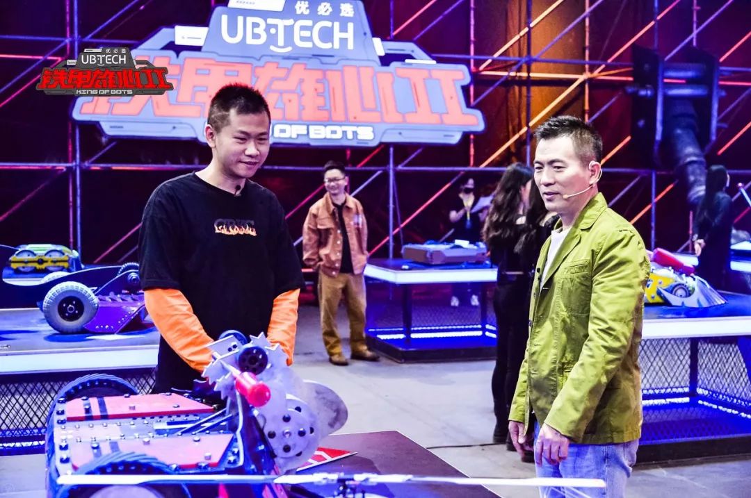 铁甲雄心2今晚开播朱正廷首战被虐全球首台人型格斗铁甲热血出征