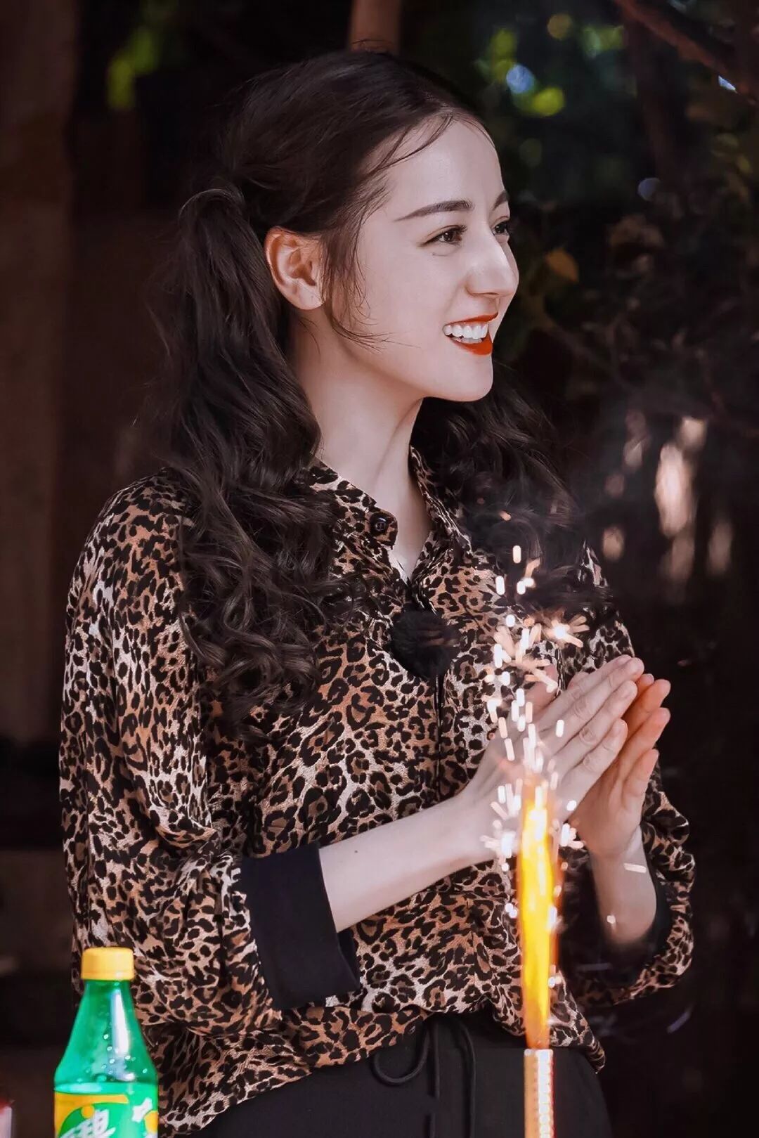 迪丽热巴穿豹纹扎双马尾挑战审美极限杨幂和戚薇表示不服