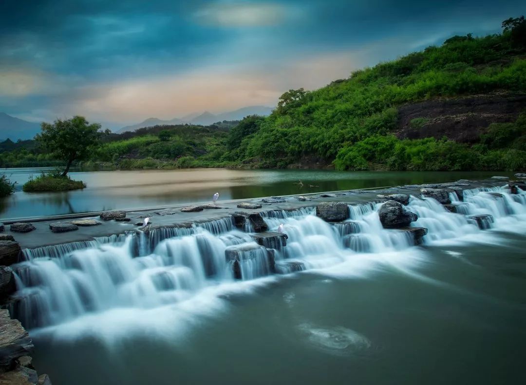 其实它学名叫"堰坝".
