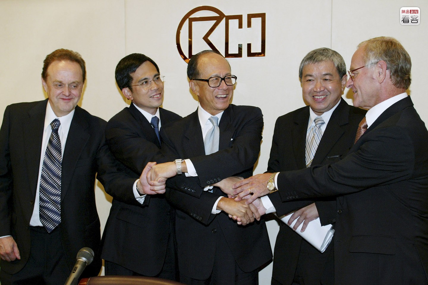 李嘉诚给了大儿子8500亿给了她800亿二儿子分了多少