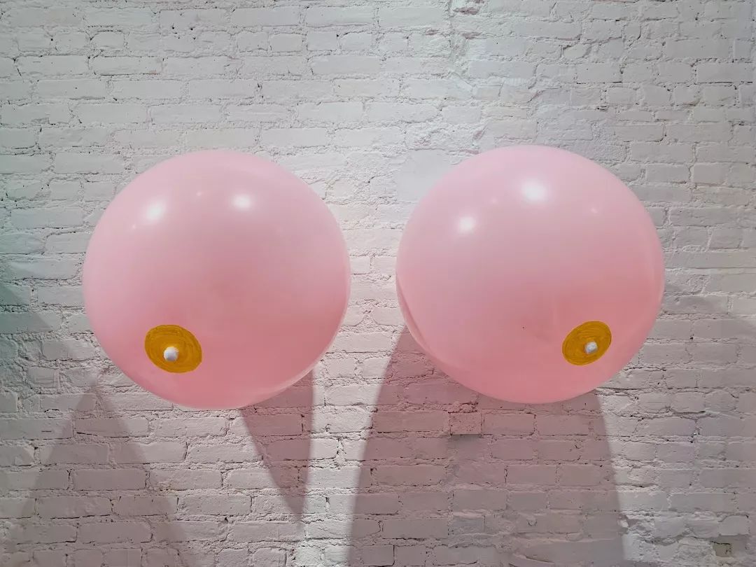 在气球胸部中,人们一眼可以看出每个气球都是一个胸部,却很难把它们和