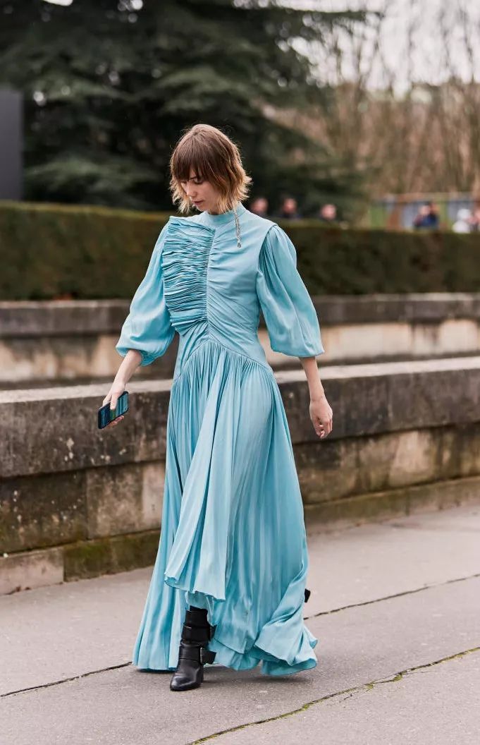 清水蓝色碎花裙或碎花衬衫,给人一个浪漫微甜的夏天.