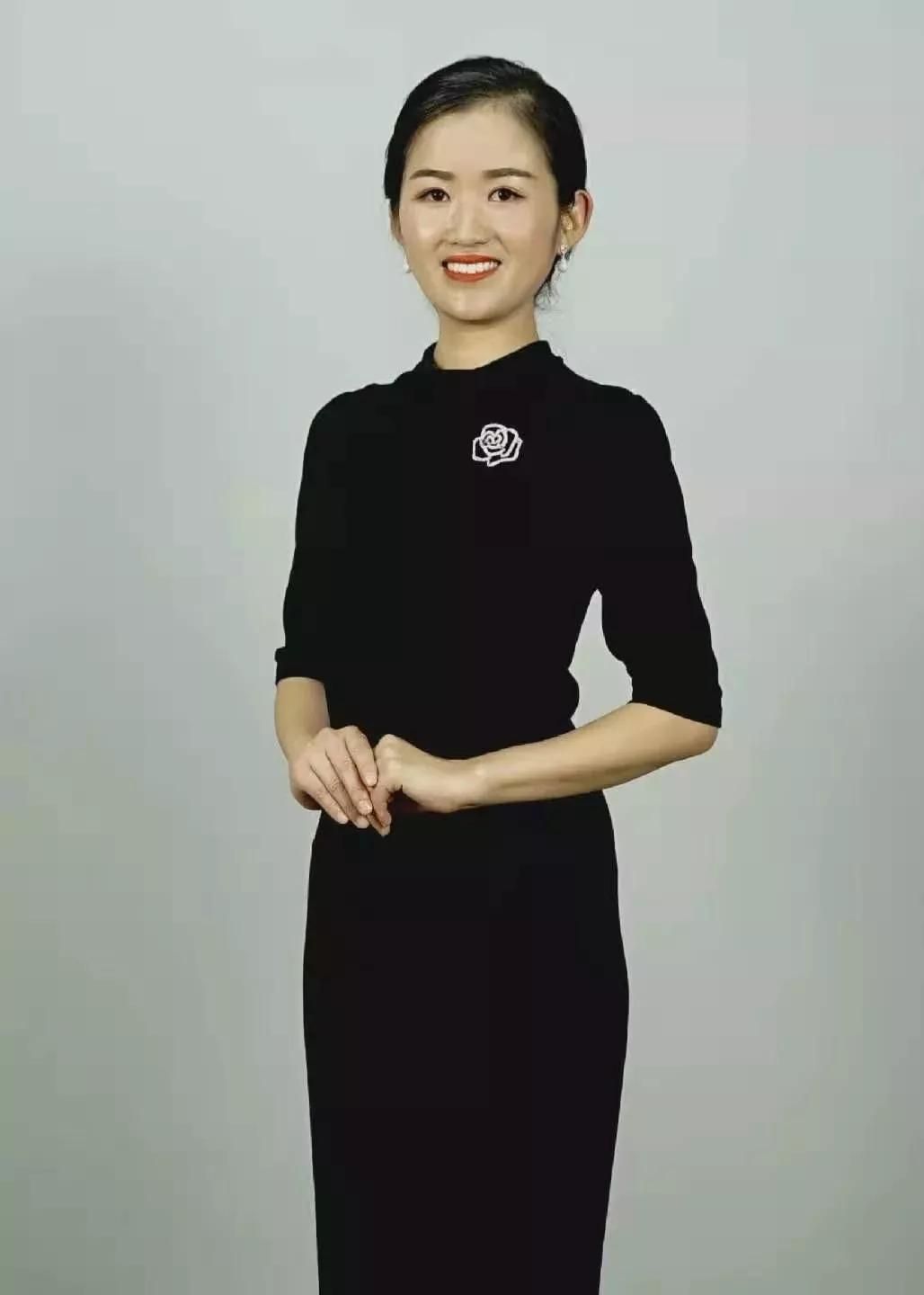 西餐礼仪老师:邢玲重庆市礼仪文化研究会会员aci注册国际高级礼仪培训