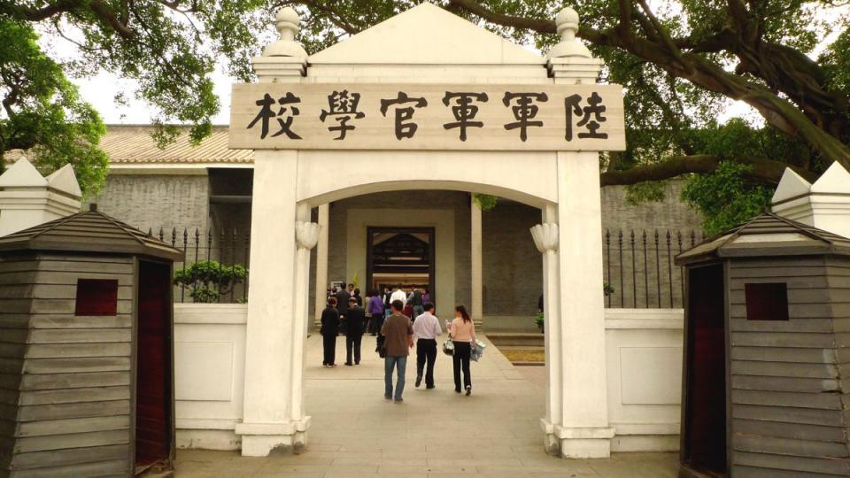 自1924年立校起到1949年移至台湾办学,黄埔军校的寿命只有短短的25年.