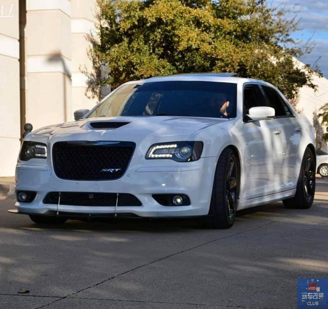 一辆霸气十足的伪豪车克莱斯勒300csrt8