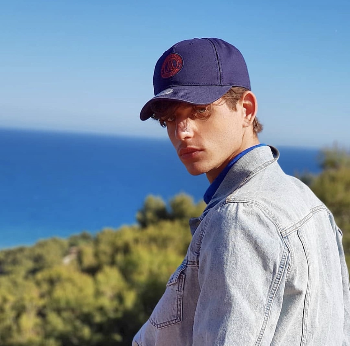 xavier serrano wearing massimo dutti平时的他95juan betancourt