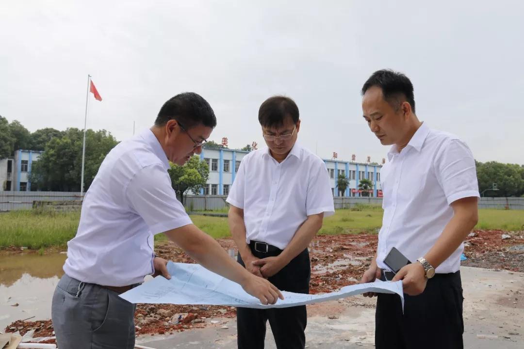 梅峰调研重点民生工程项目建设