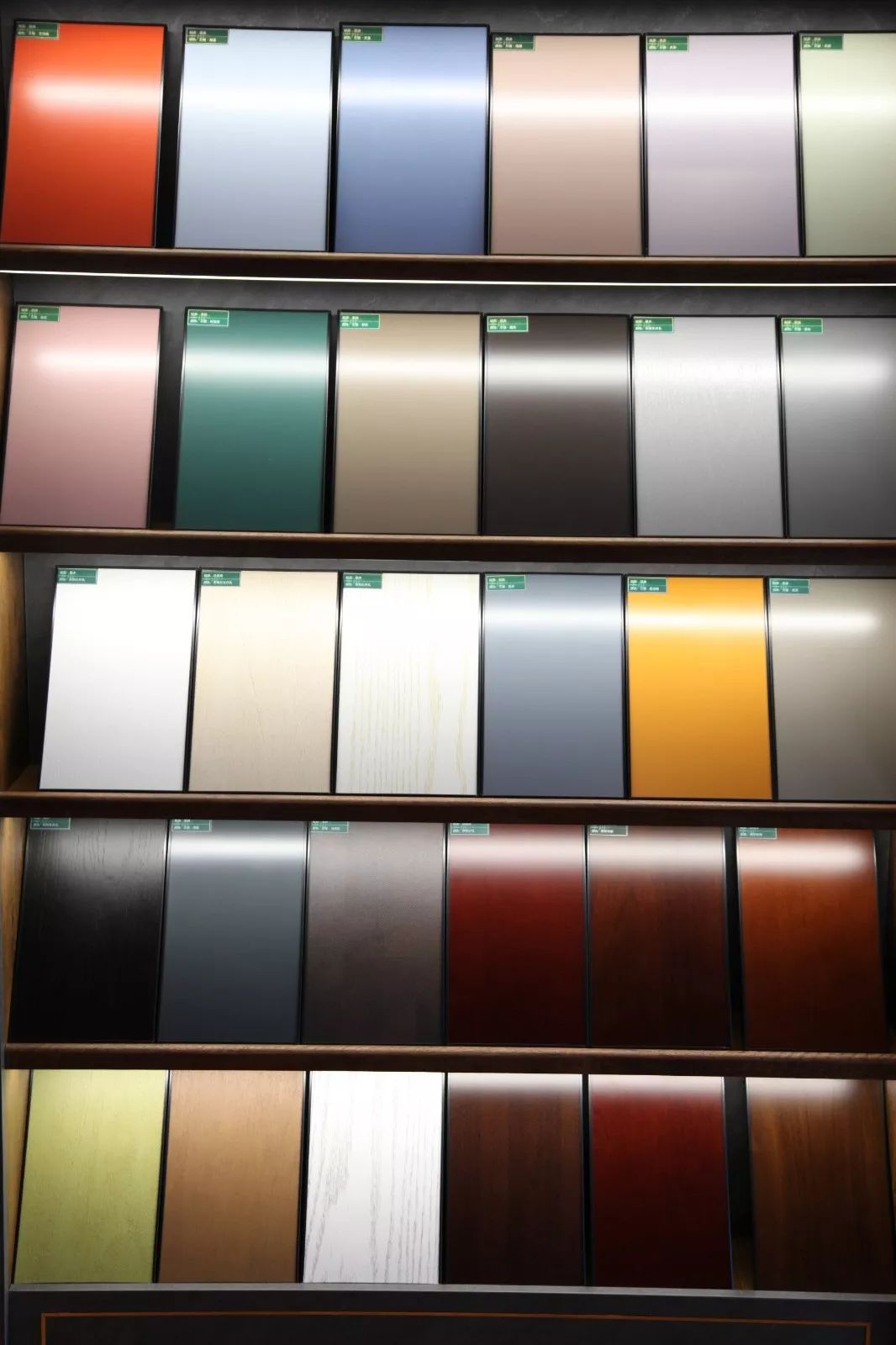 千川木门部分色板可以发现,莫兰迪色的共同特点在于临近色的调和色调