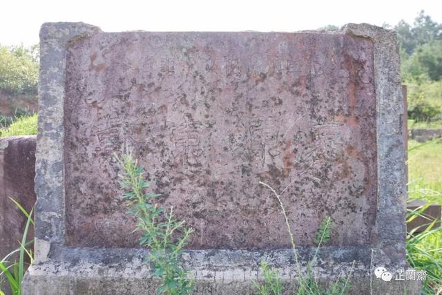 戴震墓文保牌几经打听,终于找到了戴震墓,其墓在一座小山包的后面.