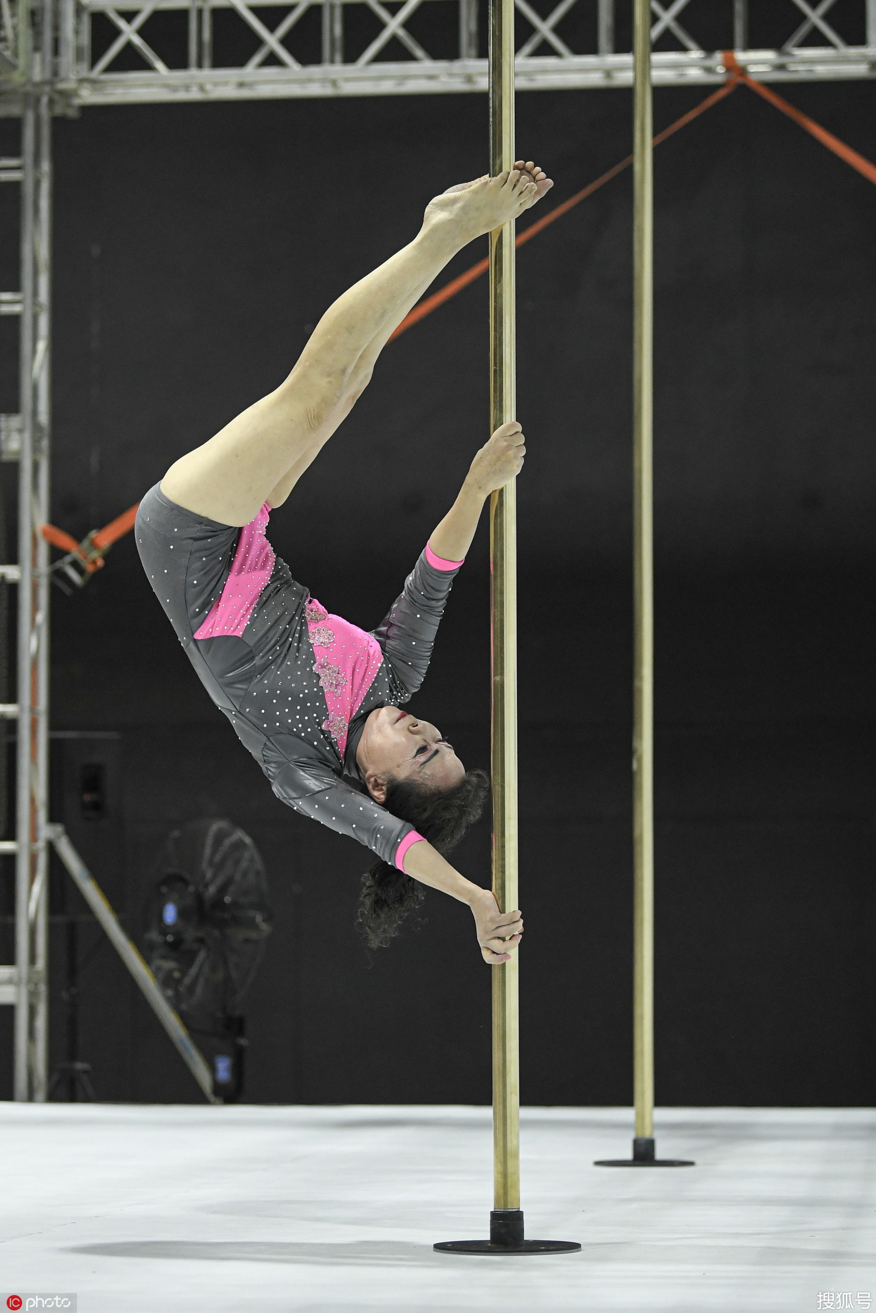 73岁的钢管运动爱好者戴大丽以表演嘉宾的身份压轴出场.