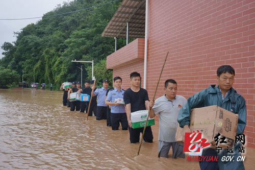 7月13日,宁远县清水桥镇阙家村,公安干警,村干部一起为被困村民送食品