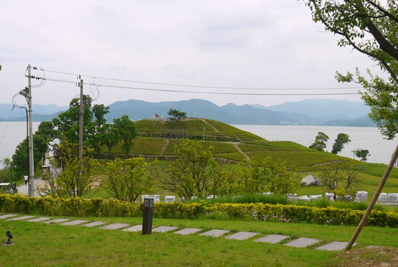 7月8日凌晨0点左右,梁谢二人出现在东钱湖郭家峙村旁边的田螺山湖边