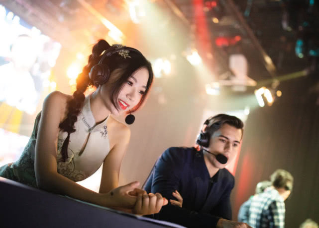 kpl女解说火了,后台照曝光后,玩家:不想看比赛了!